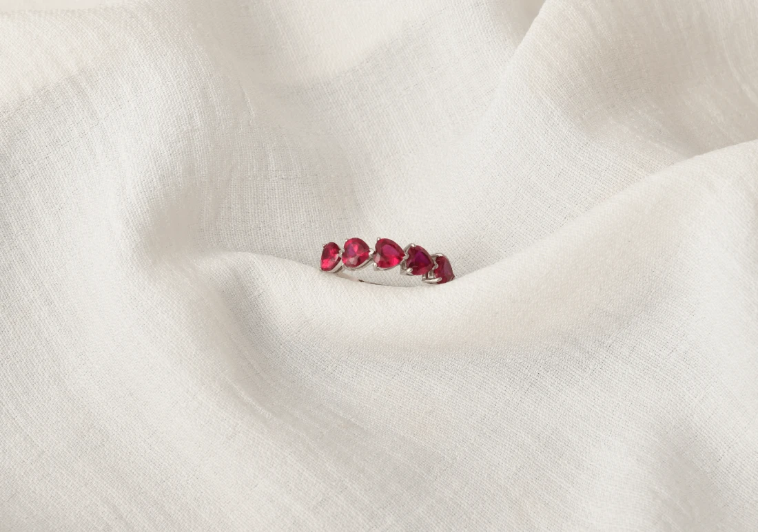 Մատանի սրտեր կարմիր