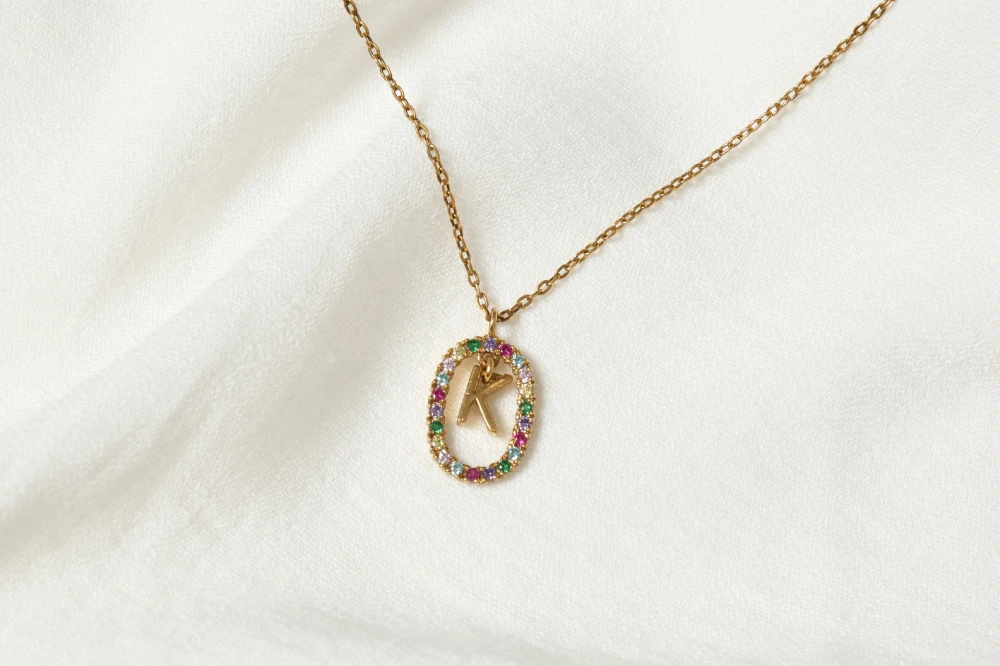 Կախազարդ գունավոր K