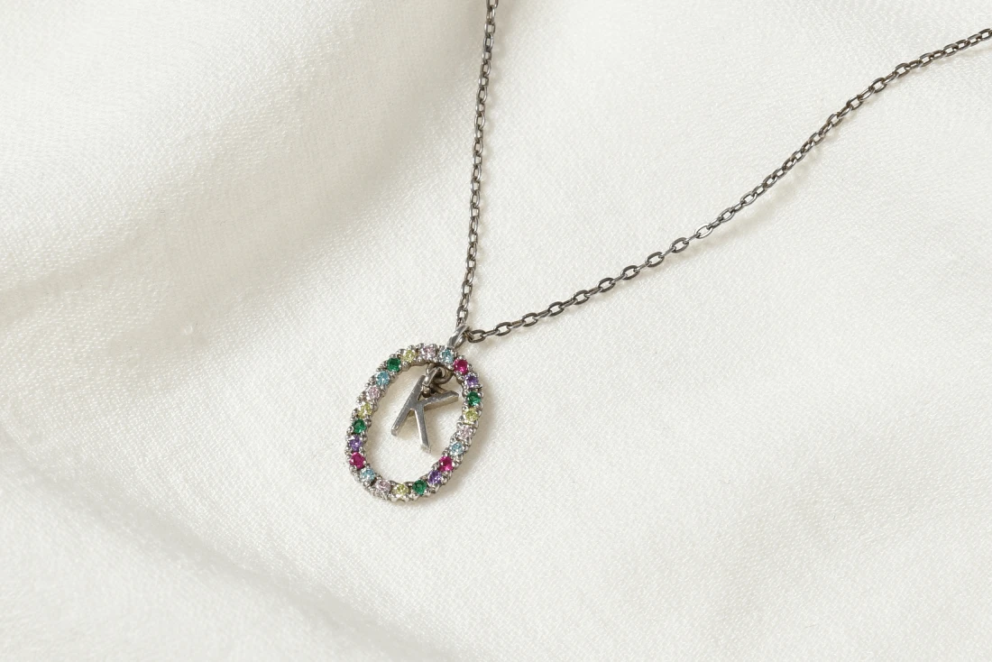 Կախազարդ գունավոր K