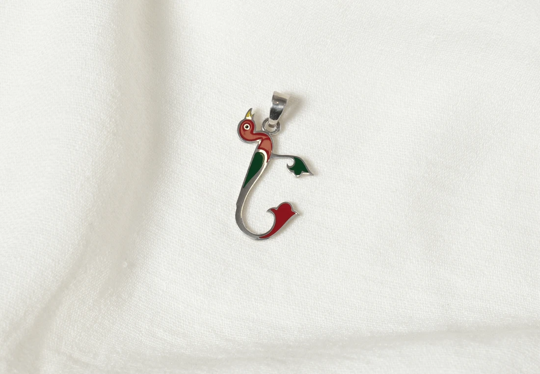 Կախազարդ թռչնատառ Ե